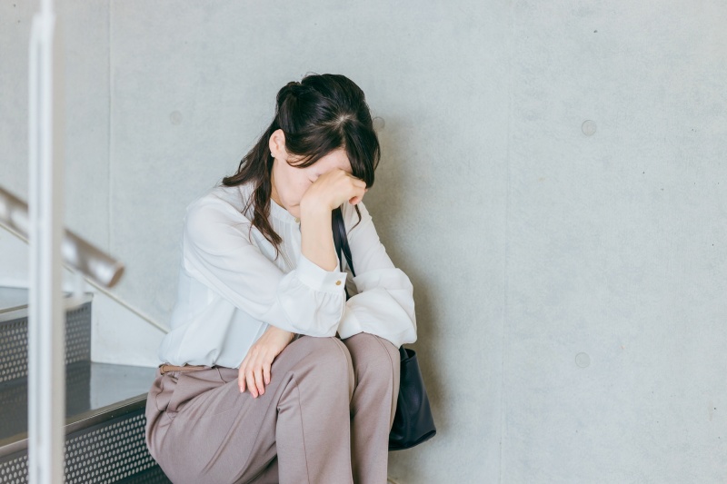 仕事で悩む女性