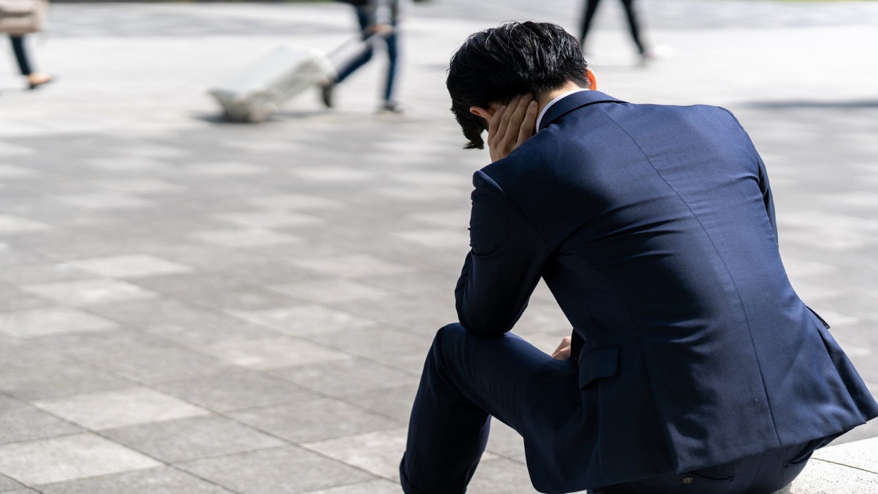 スーツ姿の男性が悩んでいる