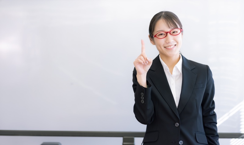 スーツ姿の笑顔の女性