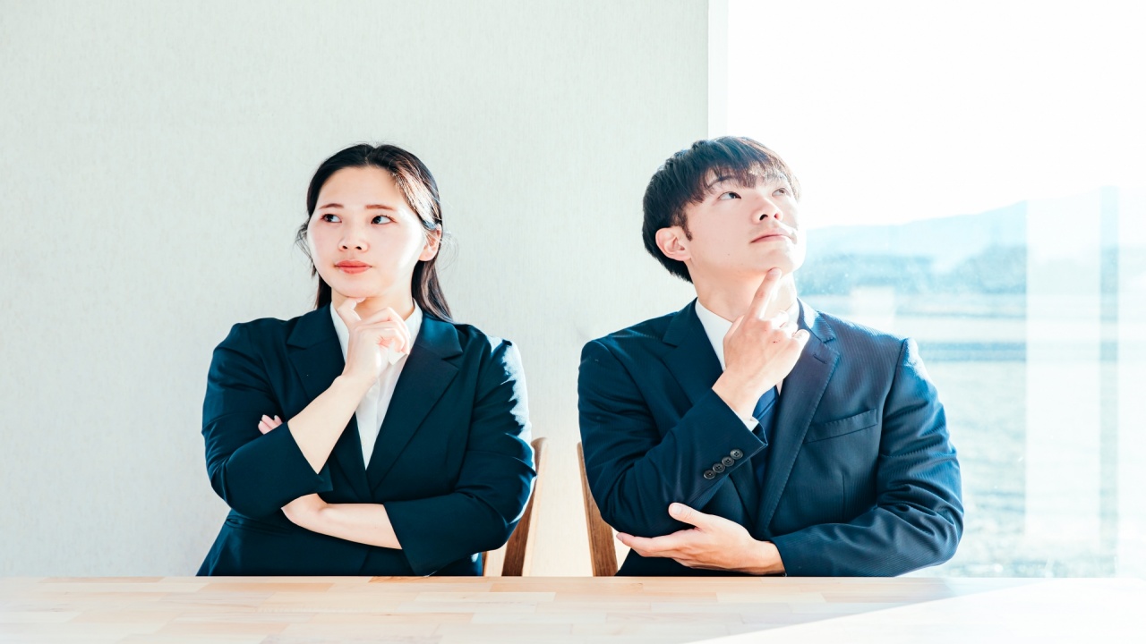 悩む就活生